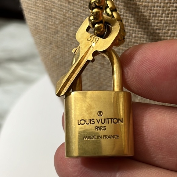 LOUIS VUITTON LOCK AND KEY #319 WITH GOLD PLATED STAINLESS STEEL CHAIN. - Picture 5 of 7
